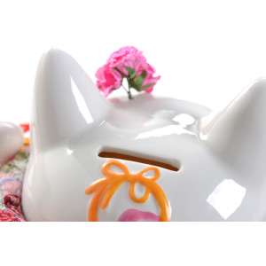 Maneki Neko - afortunado japonés del gato de porcelana con dos campanas