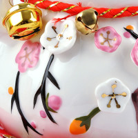 Maneki Neko - afortunado japonés del gato de porcelana con dos campanas - de alta calidad, porcelana muy ornamentado, como una alcancía y encanto afortunado (pequeño (12 cm))