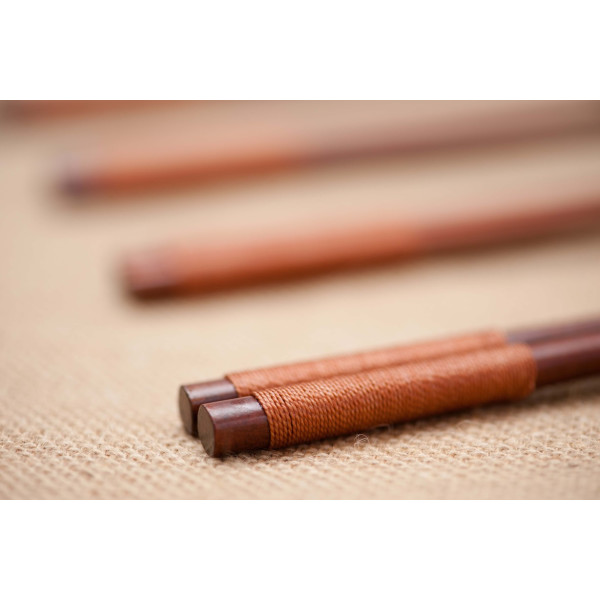 Handgefertigtes Paar Essstäbchen aus Hartholz mit Textil (braun)